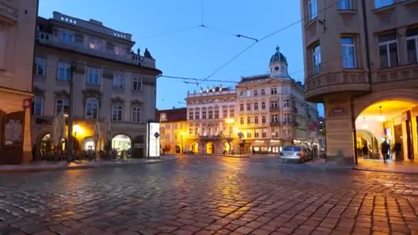 Praag - 6 juni: Nacht verkeer in het centrum van Praag time-lapse — Stockvideo