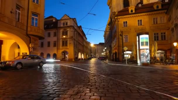 Prága - június 6-án: Éjszakai forgalom a Vencel idő telik el — Stock videók
