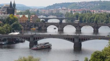 Gemiler nehir zaman atlamalı üzerinde yüzen