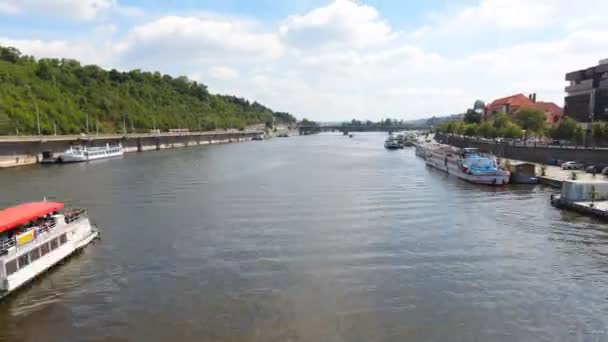 Prága - június 6-án: Prága központjában, a hajók a Moldva folyón, idő telik el a 2017. június 6., Prága. — Stock videók