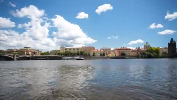 PRAGUE - JUNHO 6: Tempo limite Navios navegando ao longo do rio Vltava, em Praga, em 6 de junho de 2017, em Praga . — Vídeo de Stock