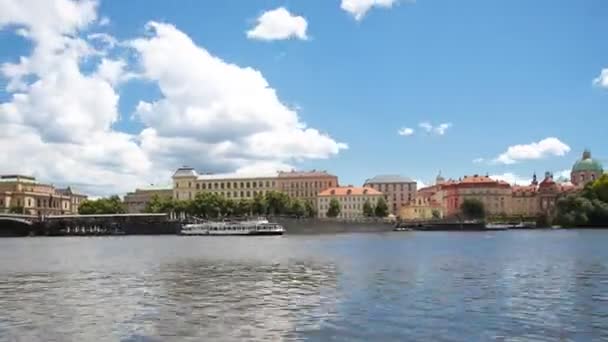 Praag - 6 juni: Time lapse schepen zeilen langs de rivier de Moldau in Praag op 6 juni, 2017 in Praag. — Stockvideo