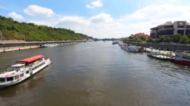 Prag - Haziran 6: Zaman atlamalı gemi Prag'da Vltava Nehri boyunca Prag'da 6 Haziran 2017 üzerinde yelken.