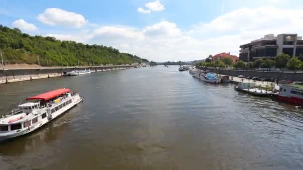 PRAGA - 6 DE JUNIO: Time lapse Buques navegando a lo largo del río Moldava en Praga el 6 de junio de 2017 en Praga . — Vídeos de Stock