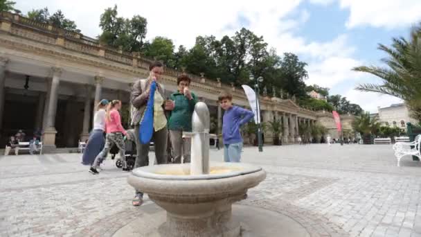 KARLOVY VARY - 13 de junio: Fuente de manantial de géiser de agua mineral caliente en la plaza pública time lapse on June 13, 2017 in Karlovy Vary — Vídeo de stock
