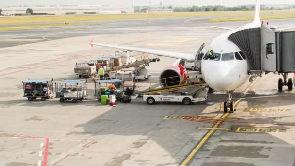 PRAGUE - 16 GIUGNO: Preparazione del velivolo per il volo il 16 giugno 2017 a Praga . — Video Stock