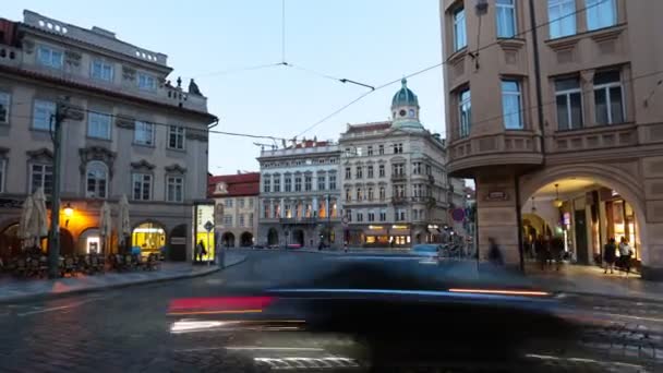 Prága - június 6-án: Éjszakai forgalom a Vencel idő telik el — Stock videók