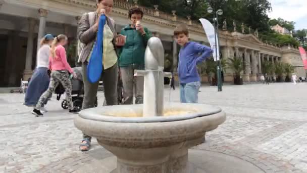 Karlovy Vary - 13. června: Horké minerální vody gejzír jaro zdroj ve veřejném náměstí časová prodleva na 13 června 2017 v Karlových Varech — Stock video