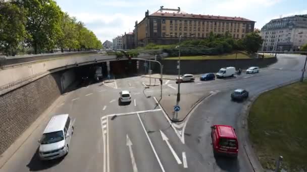 Prag - 6 juni: Time lapse skott. Bilar, spårvagnar och bussar cross tvärgatan 6 juni 2017 i Prag. — Stockvideo