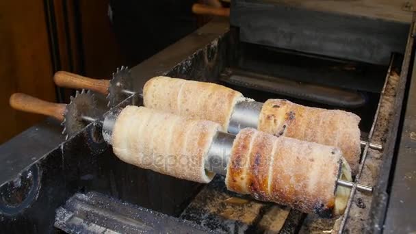 Trdelnik baking on the street of Prague. — Stock Video