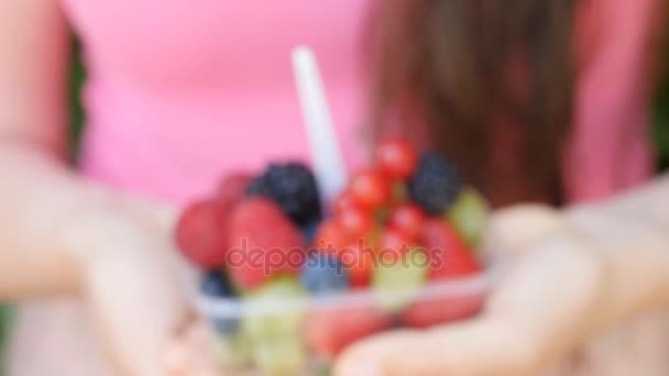 Mujer sosteniendo bayas y frutas en las manos — Vídeo de stock