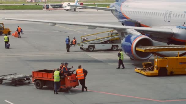 MOSCA - 25 MAGGIO: Aereo Aeroflot al gate del terminal dell'aeroporto che si prepara per il prossimo volo il 25 maggio 2017 a Mosca — Video Stock