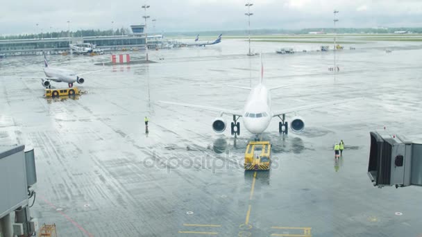 MOSCÚ, RUSIA - 25 DE MAYO DE 2017. Servicio terrestre del avión de Air France en el aeropuerto — Vídeos de Stock