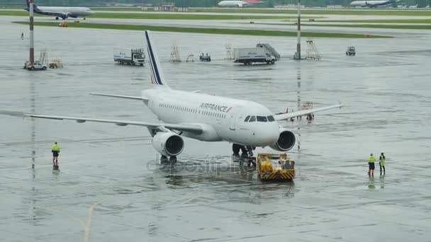 Μόσχα, Ρωσία - 25 Μαΐου 2017. Υπηρεσία διαχείρισης γης από το αεροπλάνο της Air France στο αεροδρόμιο — Αρχείο Βίντεο