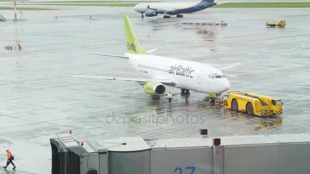 MOSCÚ, RUSIA - 25 DE MAYO DE 2017. Servicio terrestre del avión AirBaltic en el aeropuerto — Vídeos de Stock