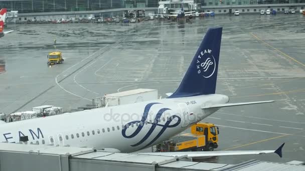 MOSCÚ - 25 DE MAYO: Avión SkyTeamat puerta terminal del aeropuerto preparándose para el próximo vuelo el 25 de mayo de 2017 en Moscú — Vídeos de Stock