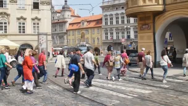 Praag - 25 mei: Tram in het centrum van de stad op 25 mei 2017 in Praag — Stockvideo