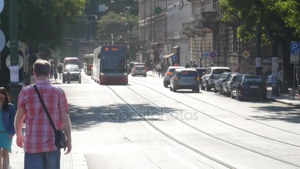 Прага - 25 травня: Трамвай в центрі міста, на 25 травня 2017 року в Празі — стокове відео