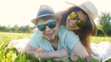 Genç çift çimenlere uzanarak ve having fun