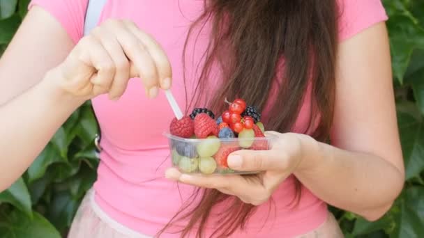 Primer plano de las manos de la mujer sosteniendo bayas y frutas mezcla — Vídeos de Stock