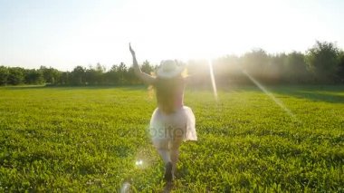 Güneşli bir sonbahar gününde çayır üzerinde çalışan mutlu genç kadın