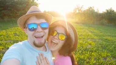 Mutlu seyahat çift selfie güneşli yaz renkleri günbatımında yapma.