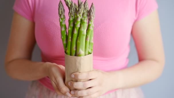 Gelukkige vrouw met weergegeven: asperges in close-up — Stockvideo