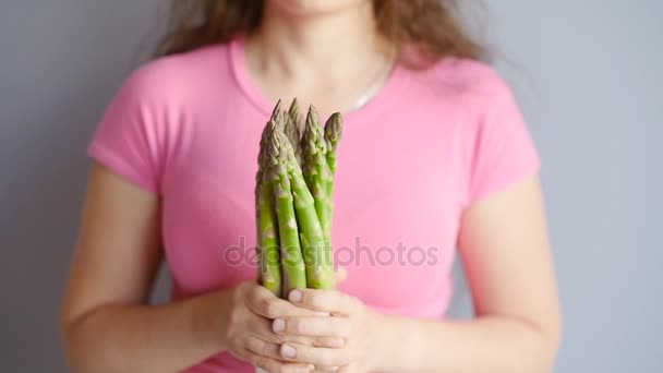 Donna felice che mostra asparagi in primo piano — Video Stock
