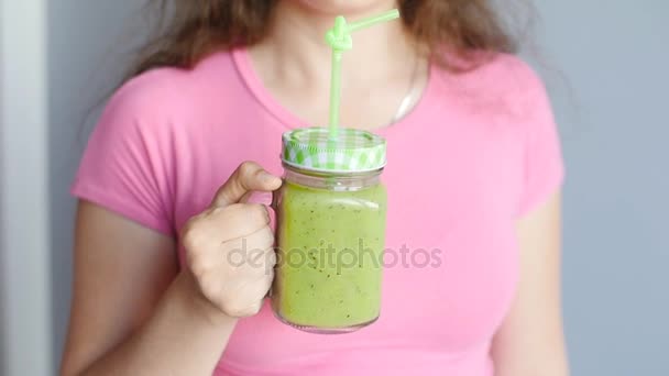 Ung vacker kvinna som njuter av en frisk rå frukt grönsak smoothie — Stockvideo