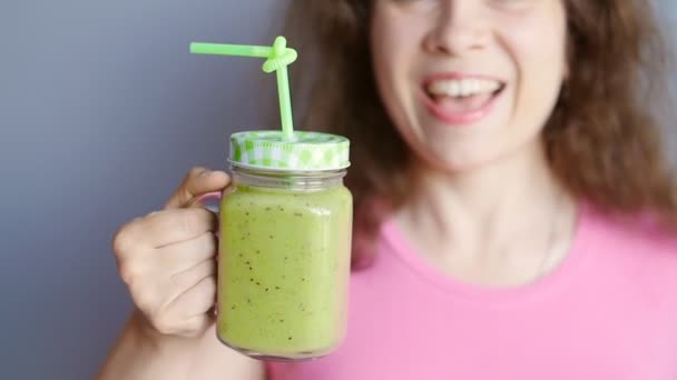 Lycklig kvinna njuter grönsak smoothie — Stockvideo