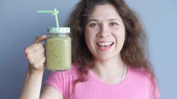 Mulher feliz desfrutando smoothie vegetal — Vídeo de Stock