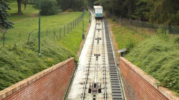 Prag, Tschechische Republik - 6. Juni 2017: historische Standseilbahn auf den Petrin-Hügel — Stockvideo