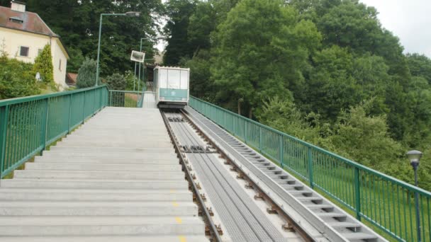 Praga, República Checa - 6 de junho de 2017: Funicular histórico para Petrin Hill — Vídeo de Stock