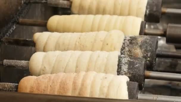 The Czech national dish Trdelnik is cooked and roasted — Stock Video