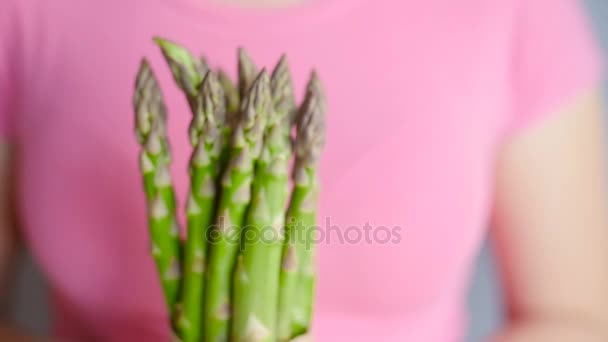 Asperges vertes fraîches dans les mains d'une femme — Video