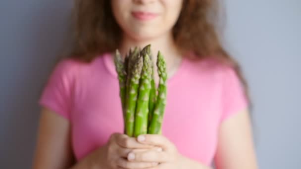 Asperges vertes fraîches dans les mains d'une femme — Video