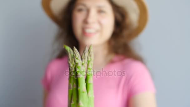 Verse groene asperges in een dames handen — Stockvideo