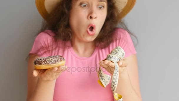 Junge Frau mit Donut und Maßband — Stockvideo