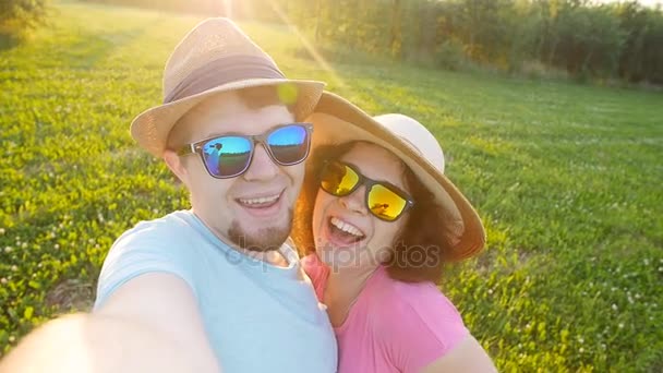 Jovem casal tirando uma selfie em um dia ensolarado — Vídeo de Stock