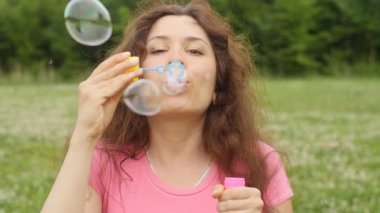 genç kadın üfleme kabarcıklar açık havada