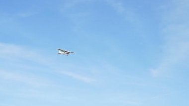 Prague, Çek Cumhuriyeti - 6 Haziran 2017: Cessna uçakları bulut gökyüzü açılış ile final