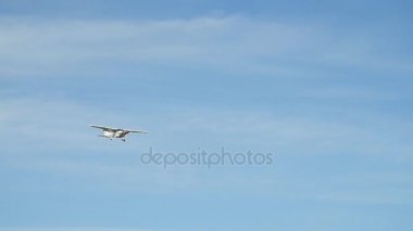 Prague, Çek Cumhuriyeti - 6 Haziran 2017: Cessna uçakları bulut gökyüzü açılış ile final