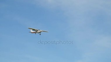 Prague, Çek Cumhuriyeti - 6 Haziran 2017: Cessna uçakları bulut gökyüzü açılış ile final