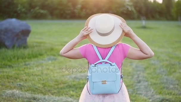 Jonge vrouw met haar armen wijd verspreid in een park — Stockvideo