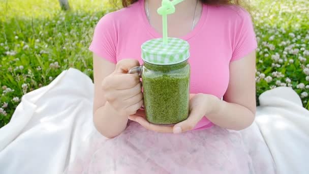 Mulher feliz segurando um smoothie verde — Vídeo de Stock