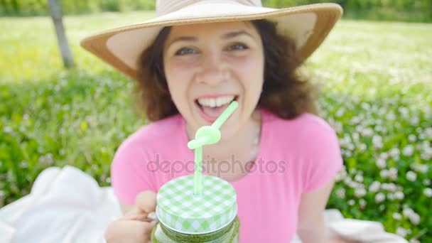 Femme heureuse tenant un smoothie vert — Video