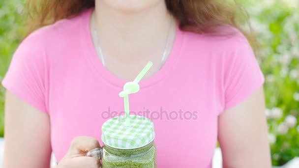 Mulher feliz segurando um smoothie verde — Vídeo de Stock