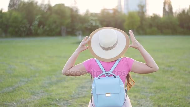 Back view portrait of young woman in the park. Attractive cheerful girl enjoy sun in park — Stock Video