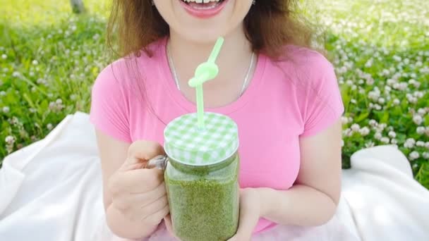 Bebida de mujer joven sosteniendo desintoxicación saludable al aire libre — Vídeos de Stock