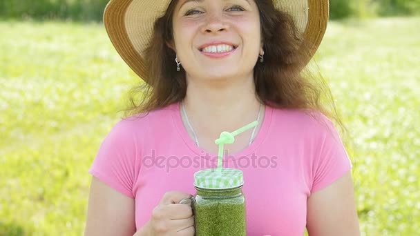 Mladá žena nápoj drží zdravé detox venku — Stock video